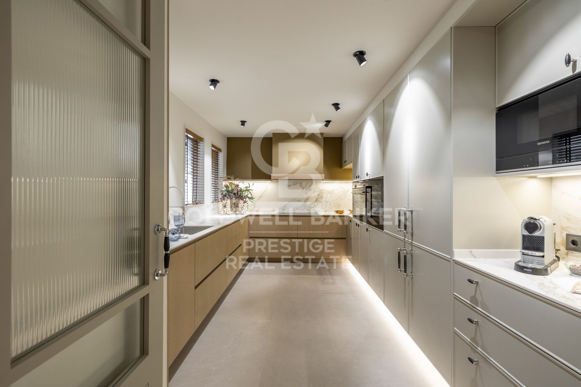 Newly renovated apartment with a large terrace and parking on Ganduxer
