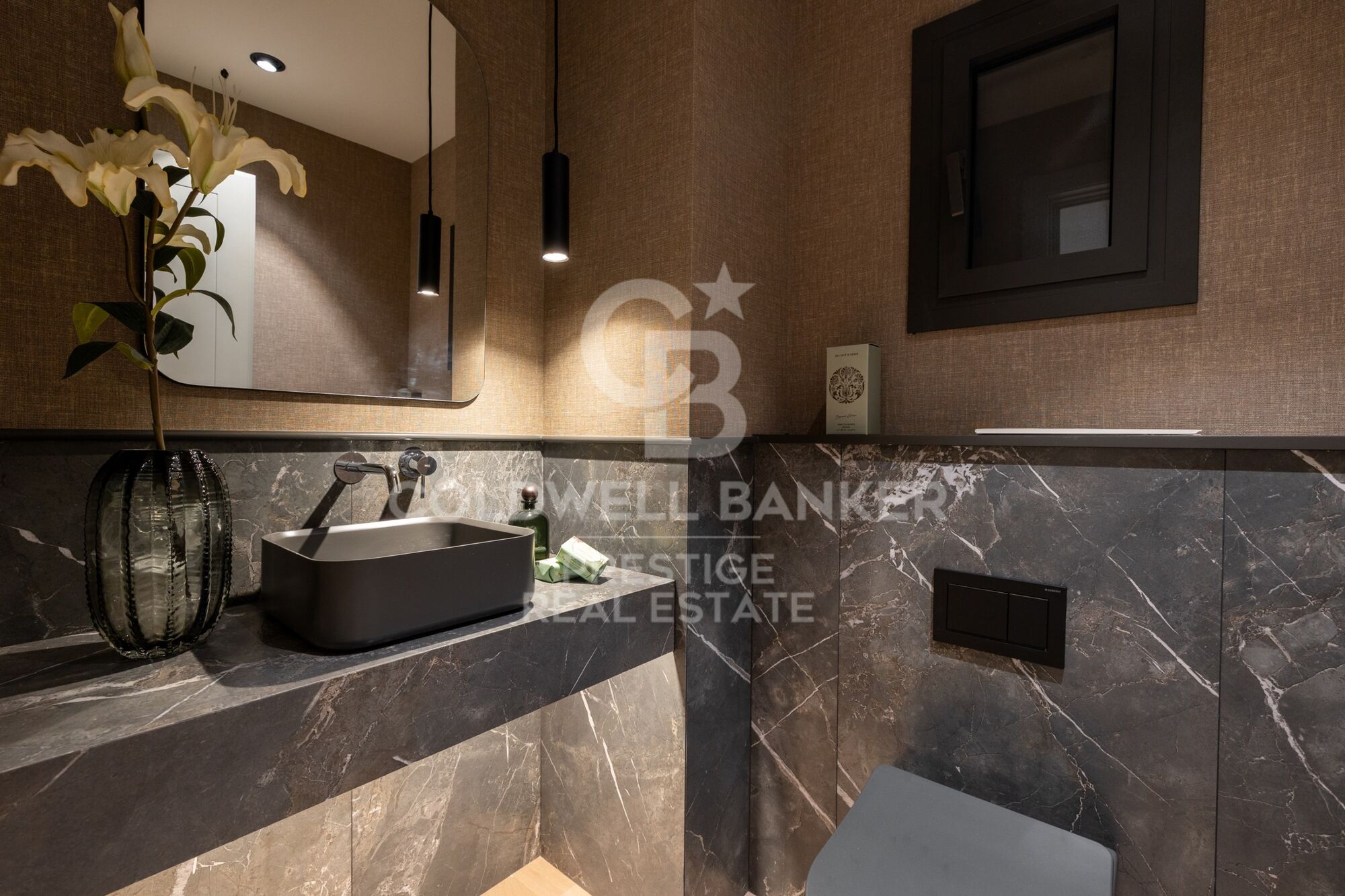 Newly renovated apartment with a large terrace and parking on Ganduxer