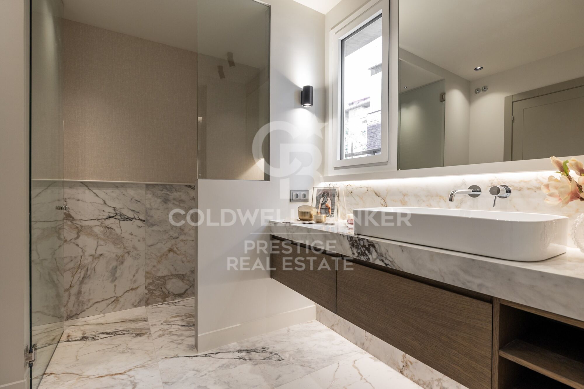 Newly renovated apartment with a large terrace and parking on Ganduxer