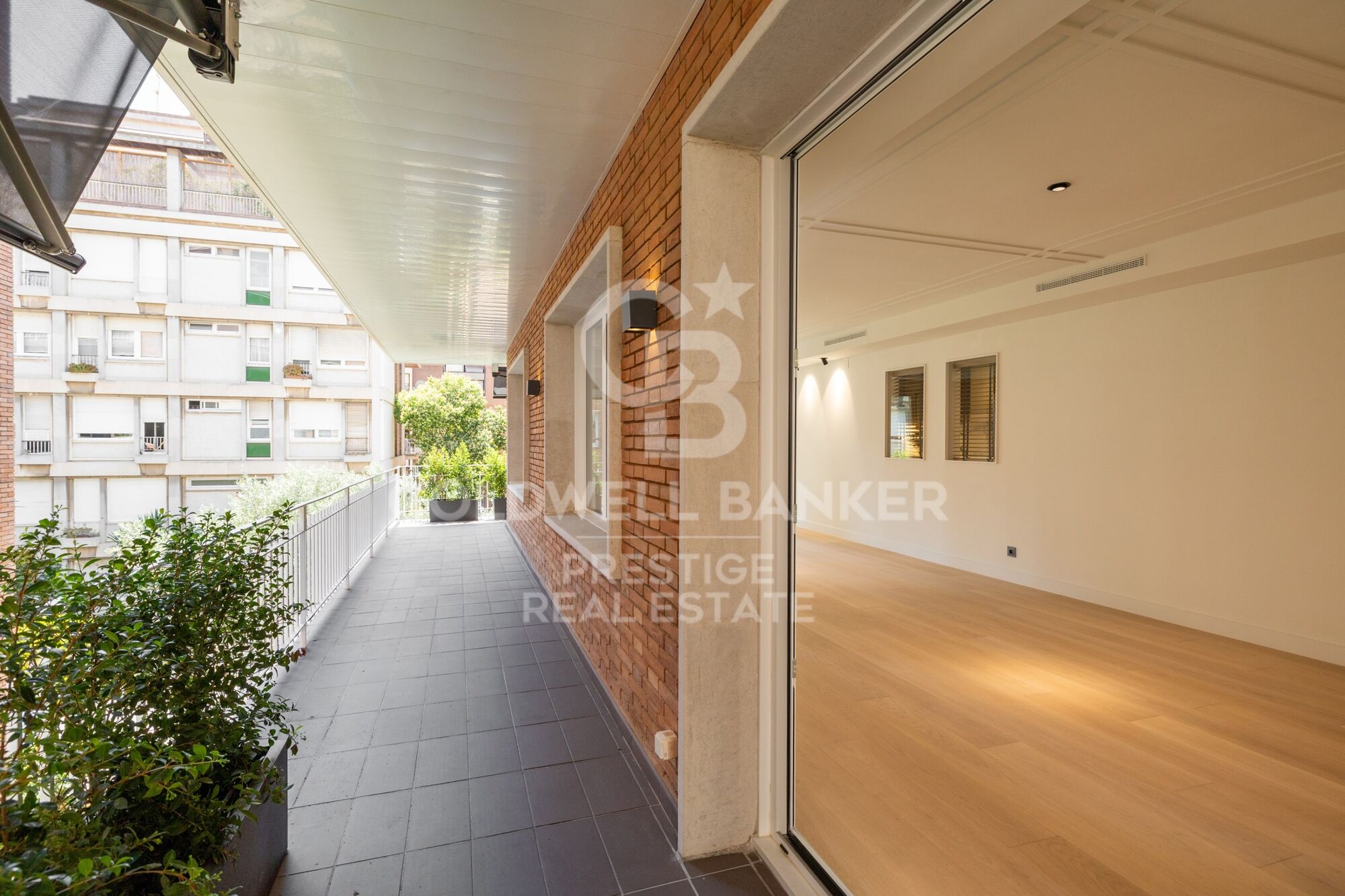 Newly renovated apartment with a large terrace and parking on Ganduxer