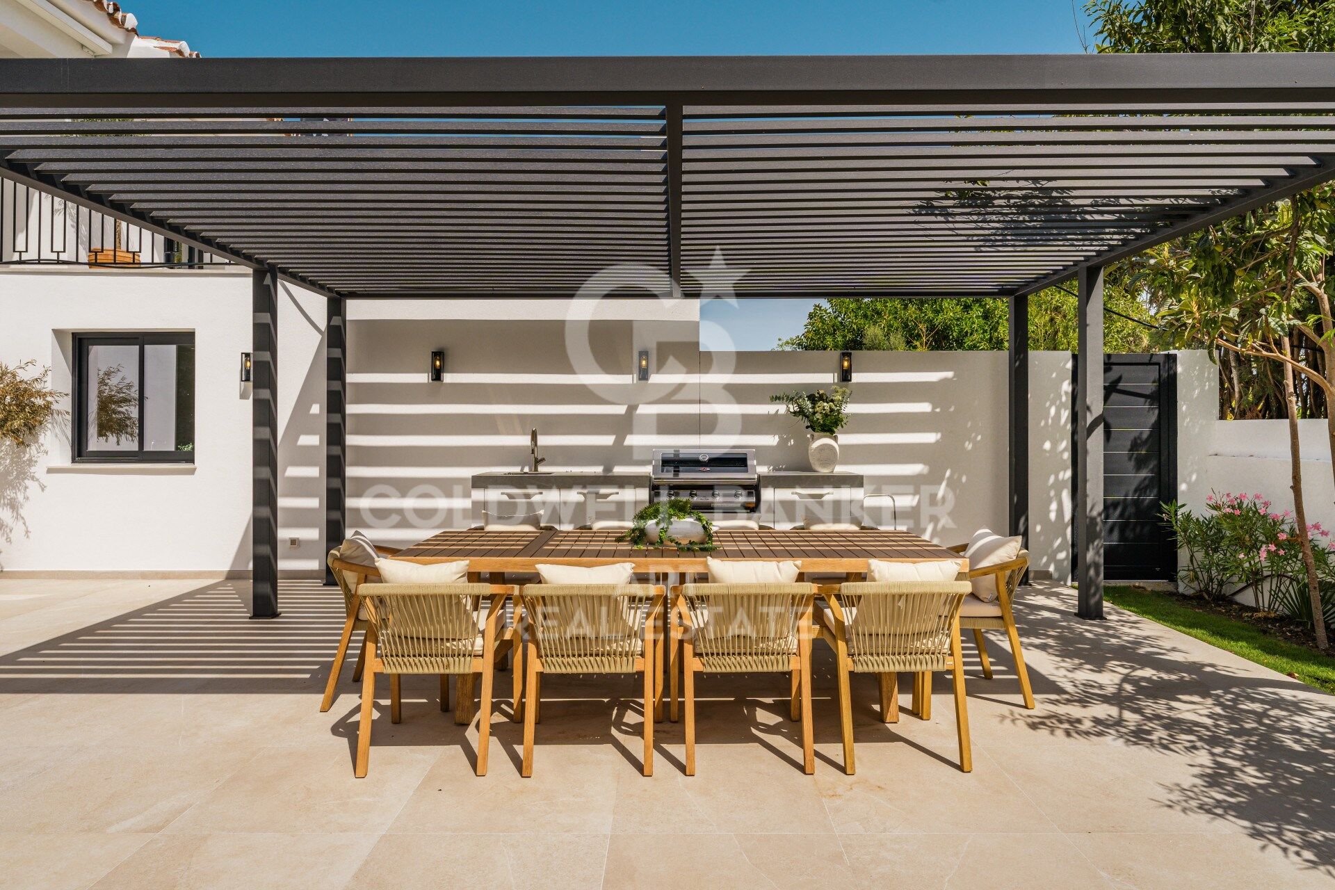 Exclusiva villa contemporánea con vistas al mar en Rocío de Nagüeles, Marbella