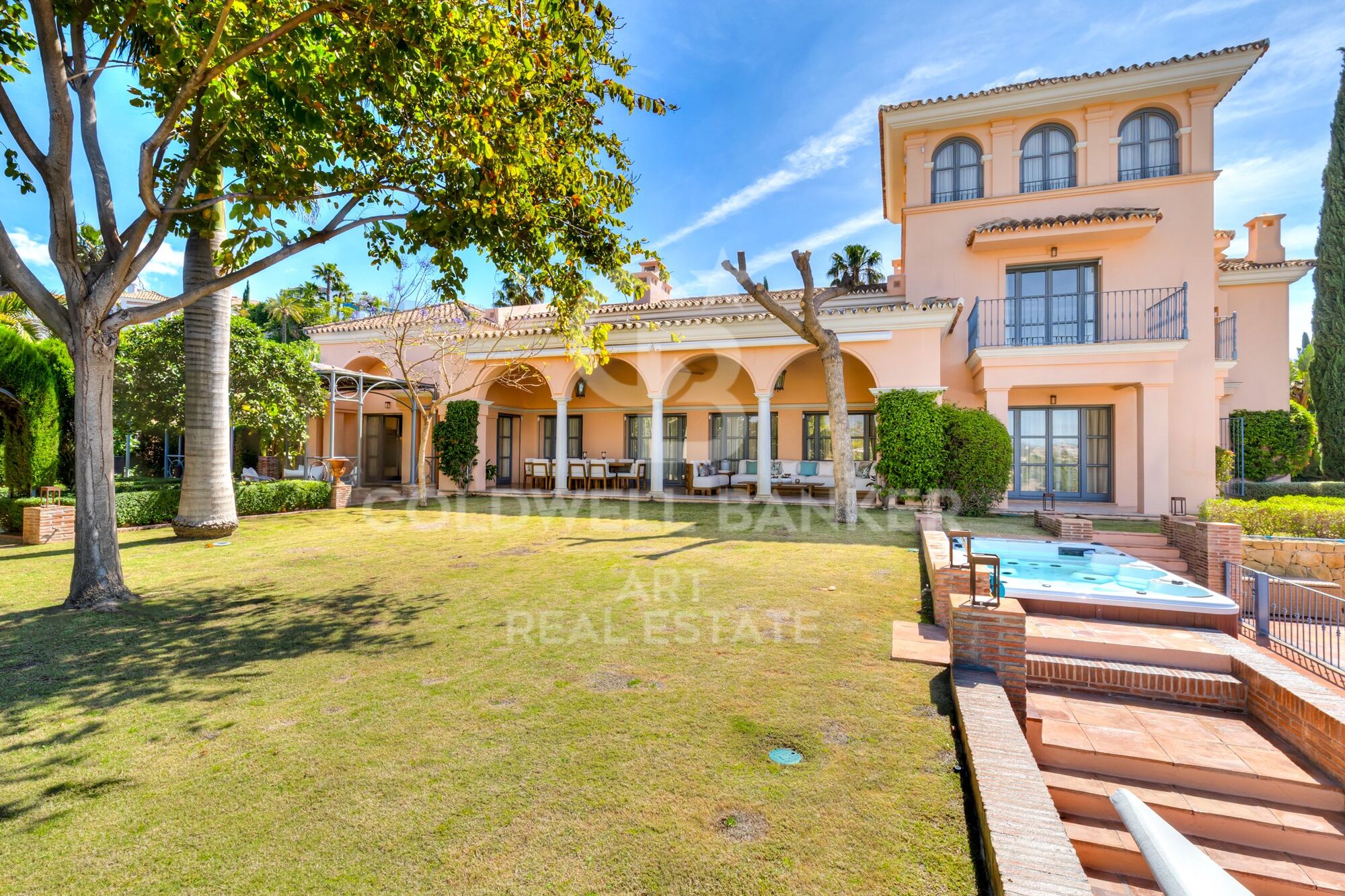 Exceptionnelle villa de luxe entièrement rénovée avec d'impressionnantes vues panoramiques sur la mer à Villa Padierna