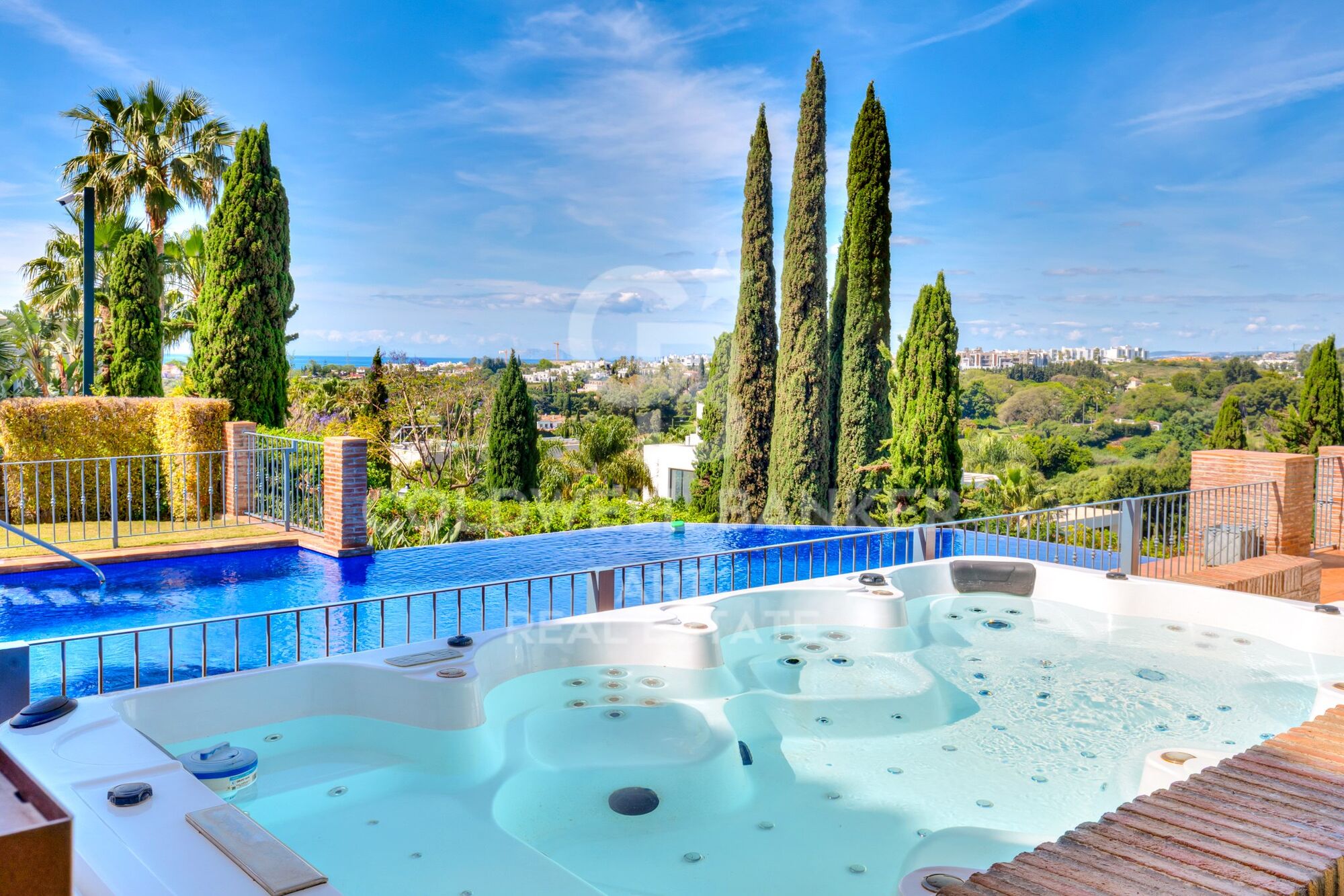 Exceptionnelle villa de luxe entièrement rénovée avec d'impressionnantes vues panoramiques sur la mer à Villa Padierna