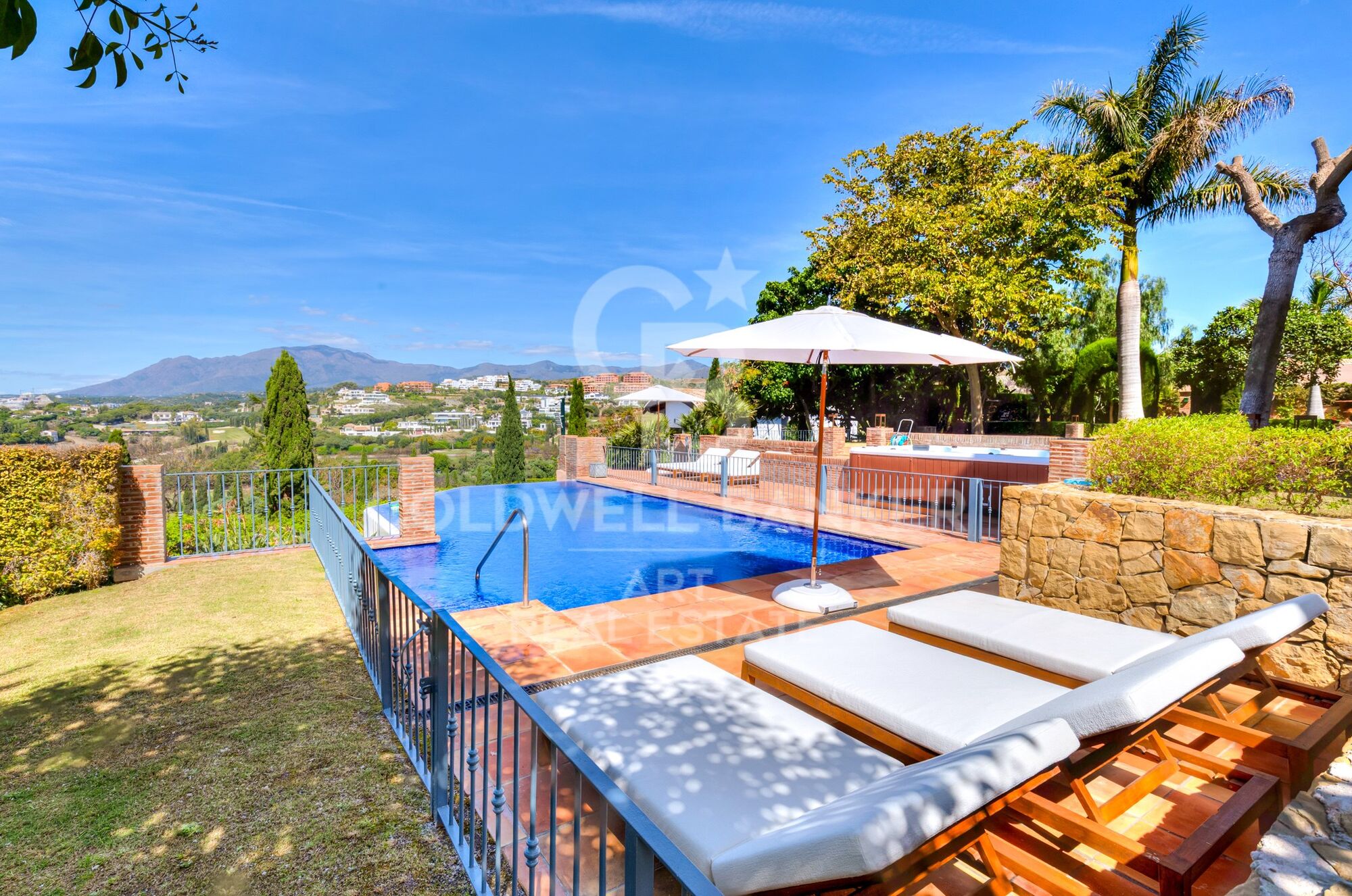 Exceptionnelle villa de luxe entièrement rénovée avec d'impressionnantes vues panoramiques sur la mer à Villa Padierna