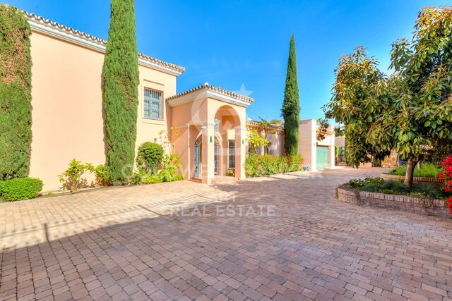 Exceptionnelle villa de luxe entièrement rénovée avec d'impressionnantes vues panoramiques sur la mer à Villa Padierna
