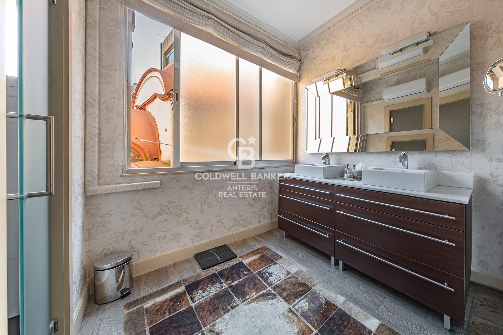 Exclusive apartment on Enric Granados - furnished and decorated with exquisite taste