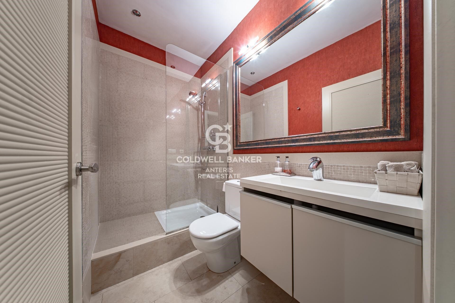 Exclusive apartment on Enric Granados - furnished and decorated with exquisite taste