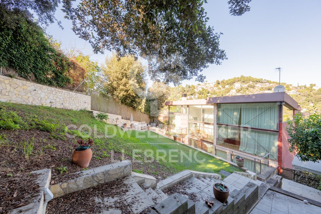 Wonderful, super bright house with garden in a privileged environment