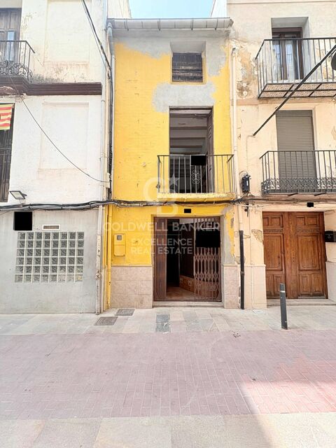 Building to be renovated of 178 m² next to Plaza Santa Clara, in the heart of Castellón