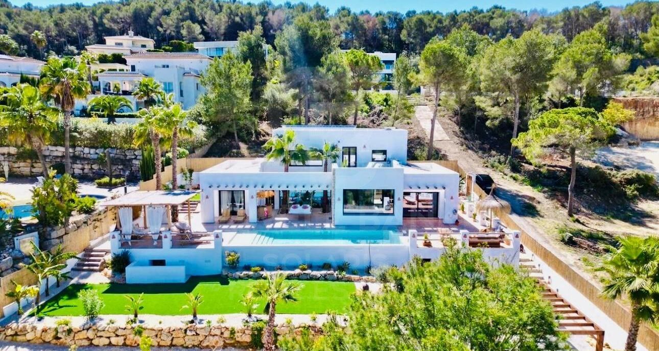 Villa contemporaine élégante avec piscine chauffée et vue sur la montagne