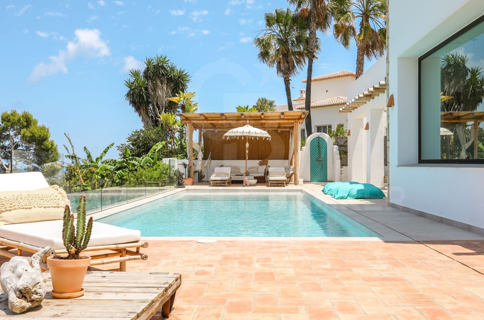 Villa contemporaine élégante avec piscine chauffée et vue sur la montagne