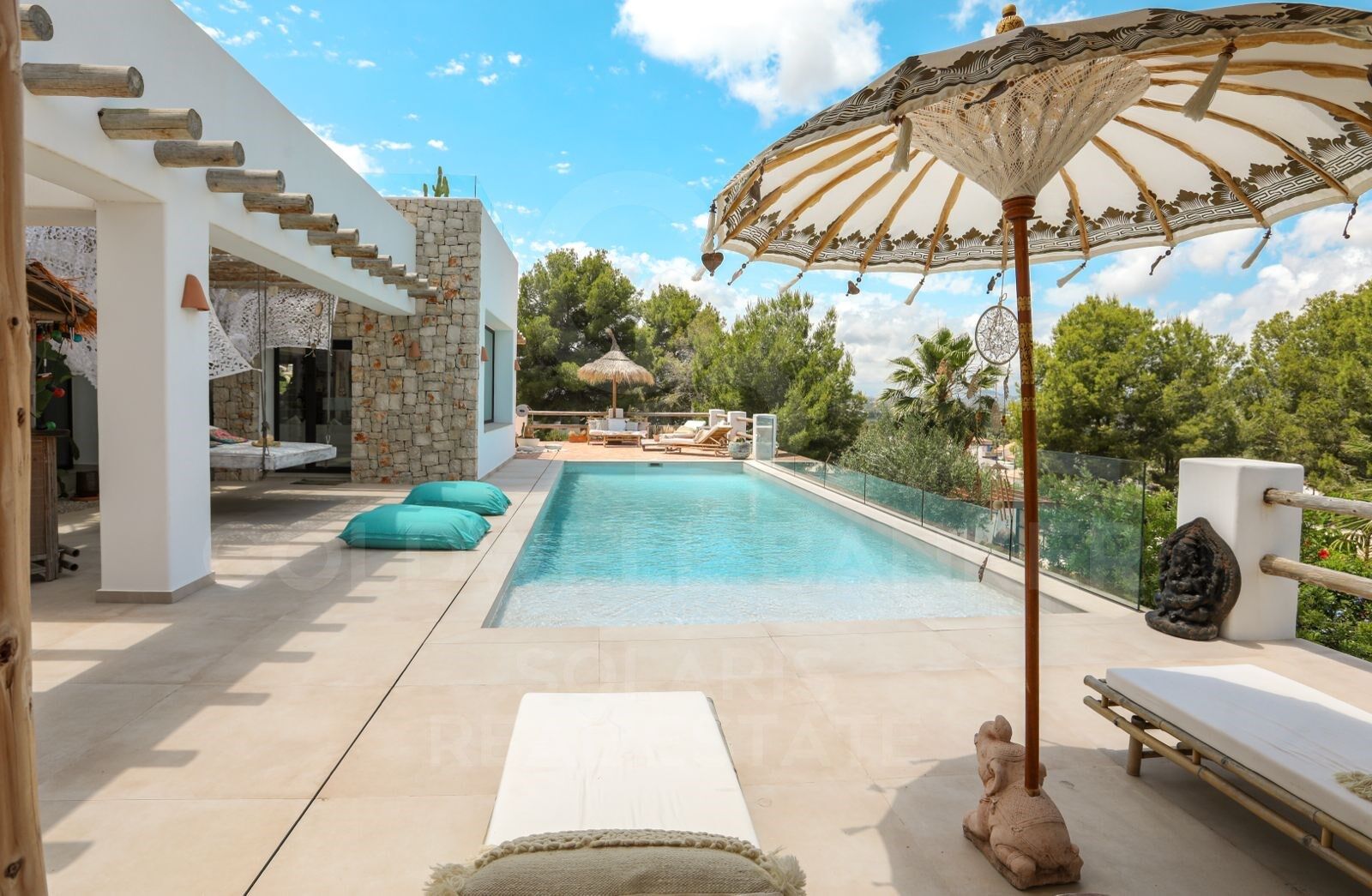 Villa contemporaine élégante avec piscine chauffée et vue sur la montagne