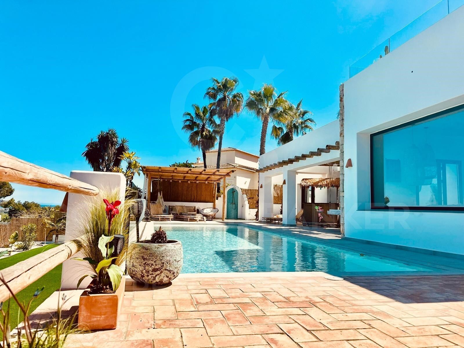 Villa contemporaine élégante avec piscine chauffée et vue sur la montagne