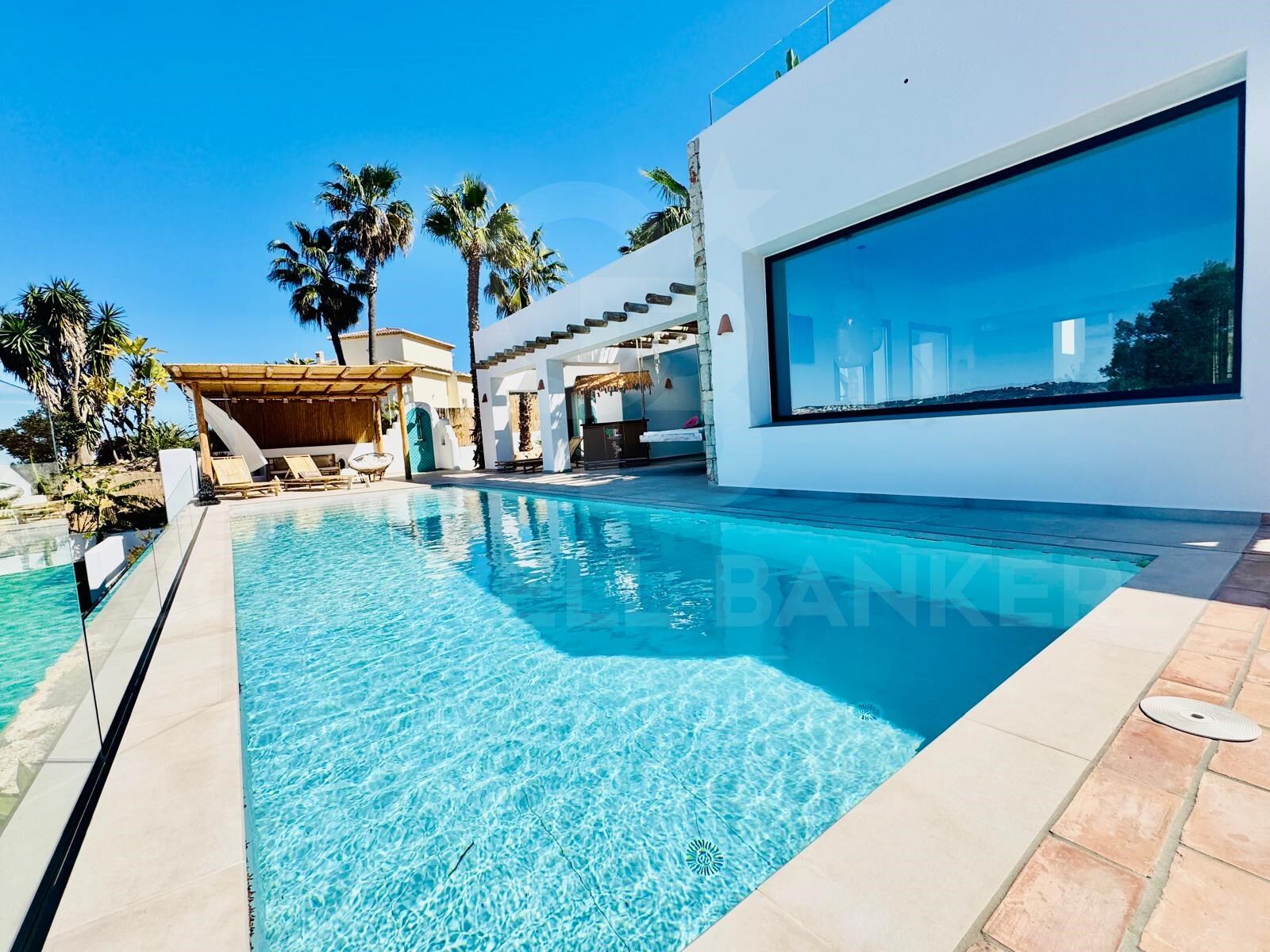 Villa contemporaine élégante avec piscine chauffée et vue sur la montagne