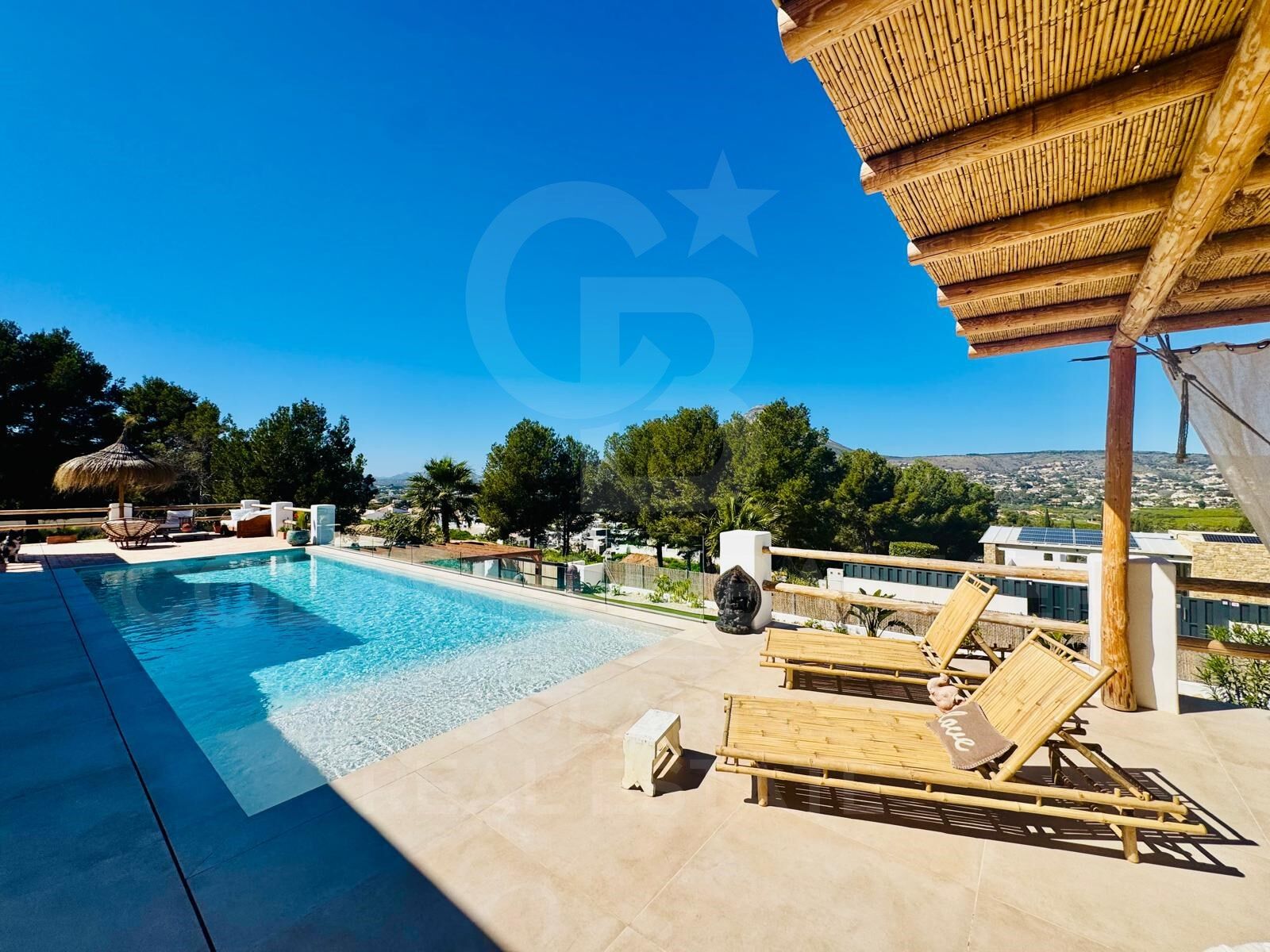 Villa contemporaine élégante avec piscine chauffée et vue sur la montagne