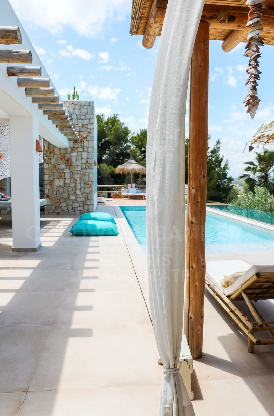 Villa contemporaine élégante avec piscine chauffée et vue sur la montagne
