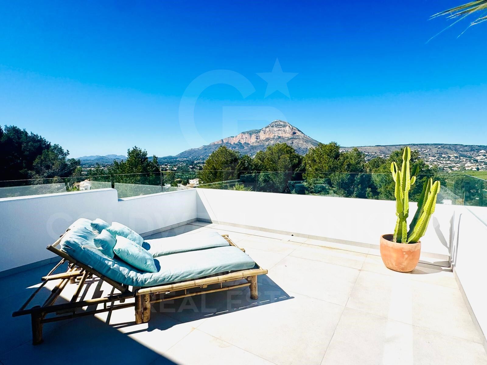 Villa contemporaine élégante avec piscine chauffée et vue sur la montagne