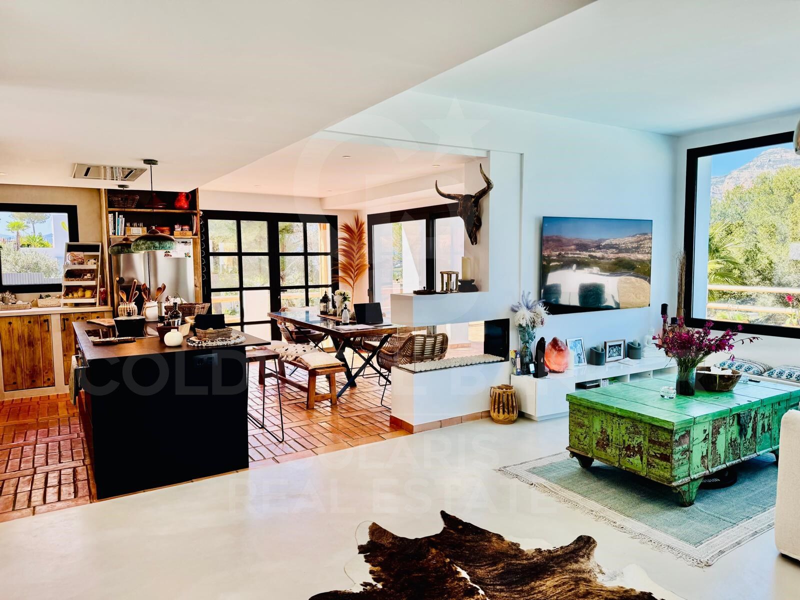 Villa contemporaine élégante avec piscine chauffée et vue sur la montagne