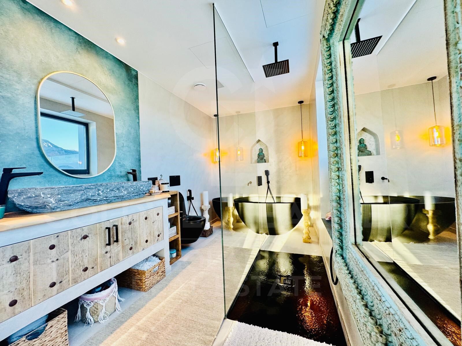 Villa contemporaine élégante avec piscine chauffée et vue sur la montagne