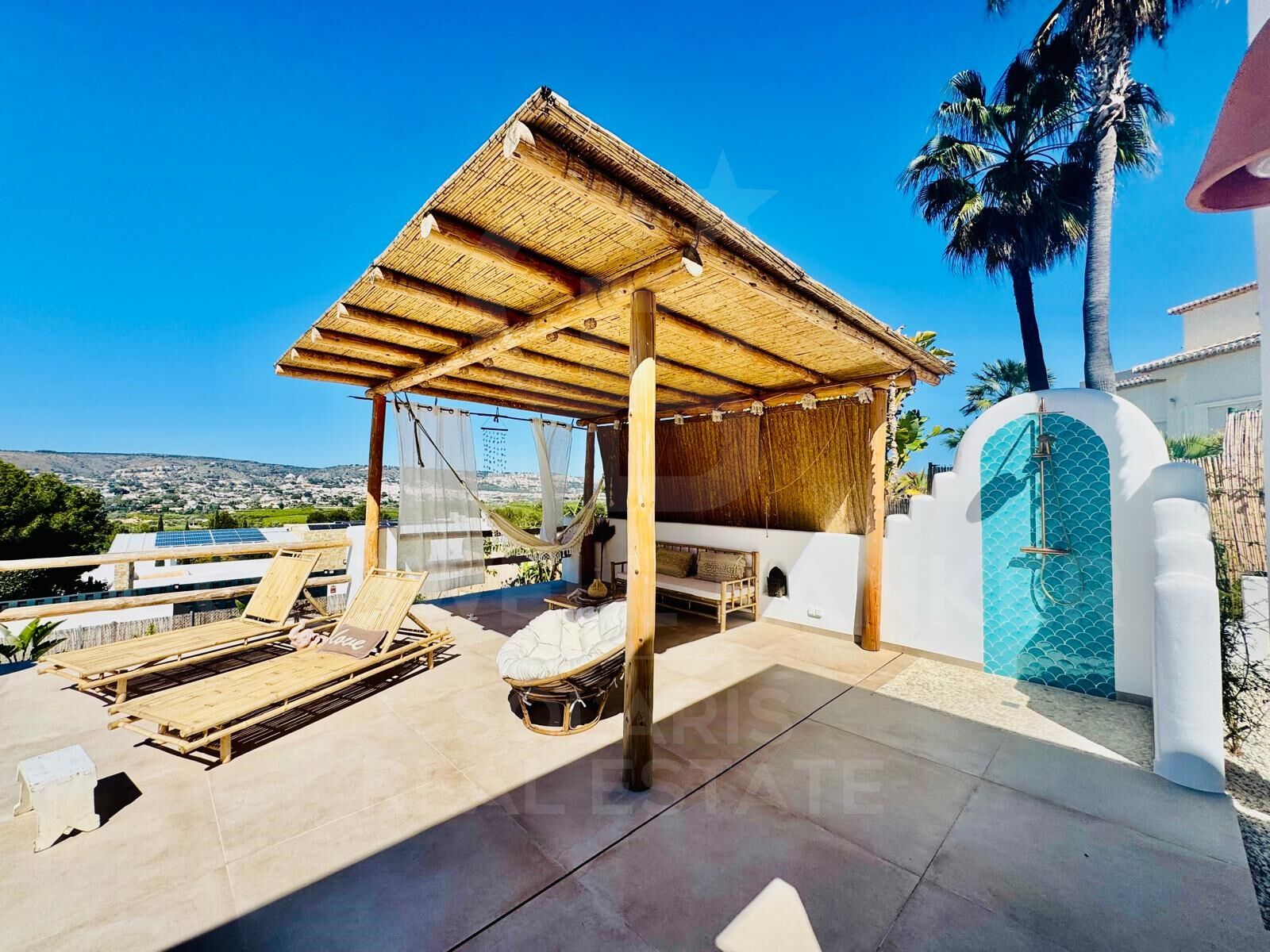 Villa contemporaine élégante avec piscine chauffée et vue sur la montagne