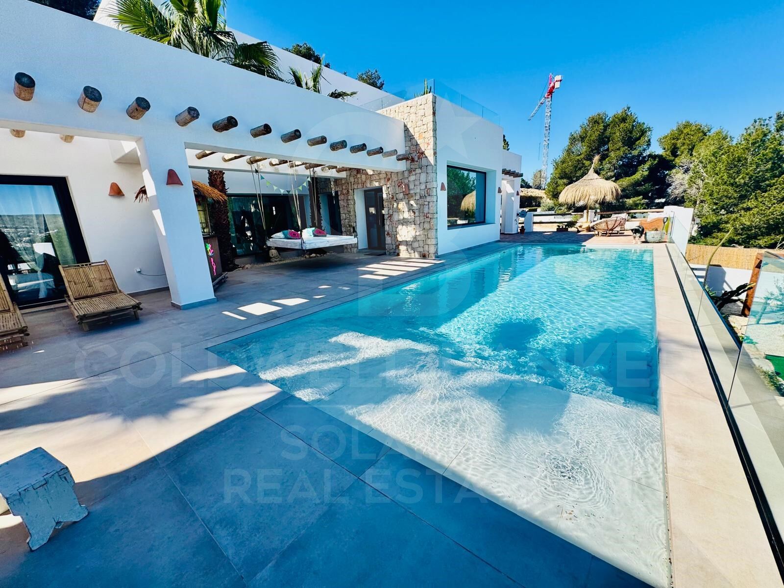 Villa contemporaine élégante avec piscine chauffée et vue sur la montagne