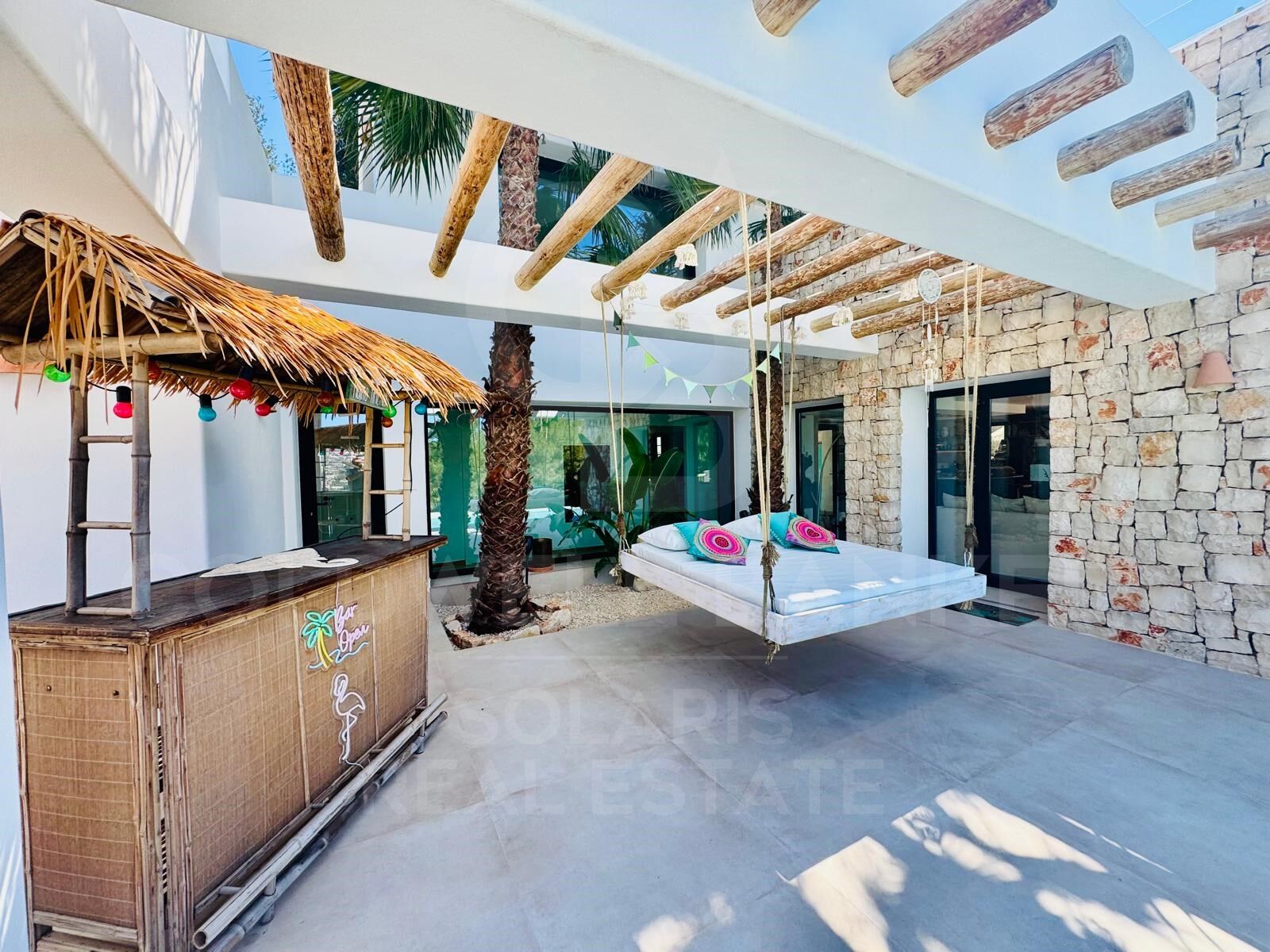 Villa contemporaine élégante avec piscine chauffée et vue sur la montagne
