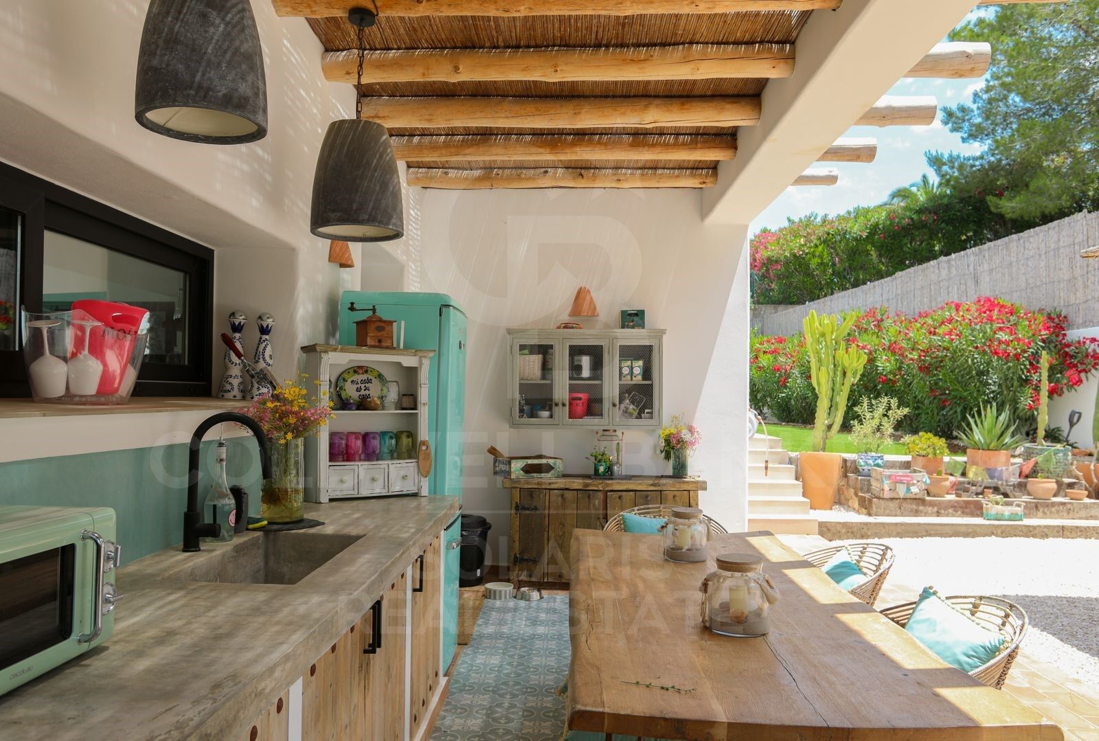 Villa contemporaine élégante avec piscine chauffée et vue sur la montagne