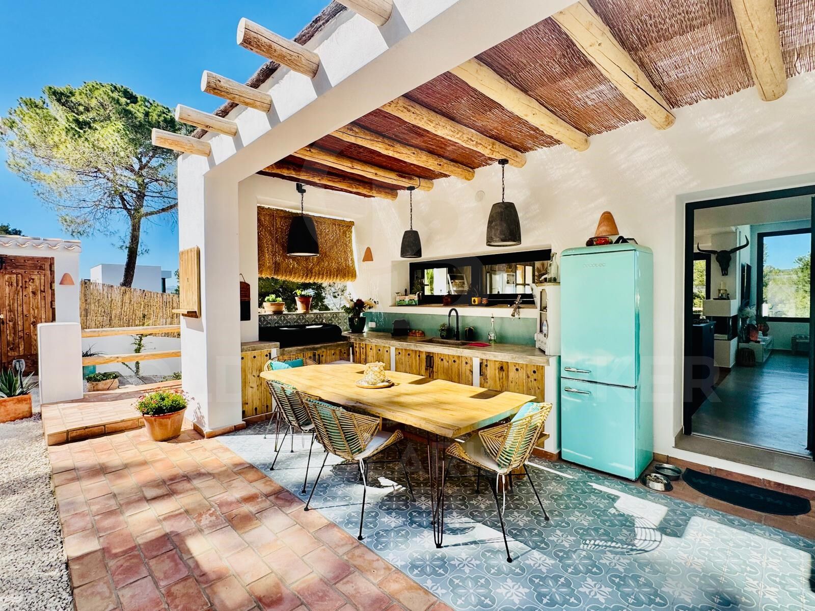 Villa contemporaine élégante avec piscine chauffée et vue sur la montagne