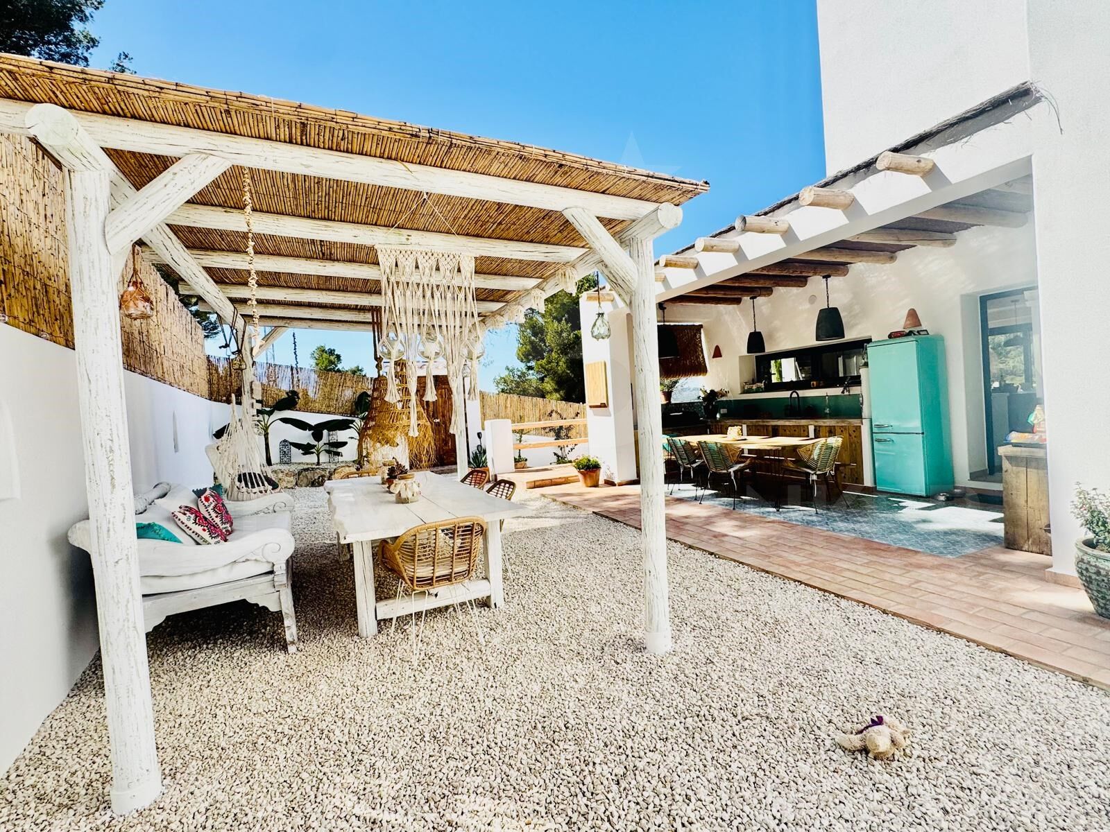 Villa contemporaine élégante avec piscine chauffée et vue sur la montagne