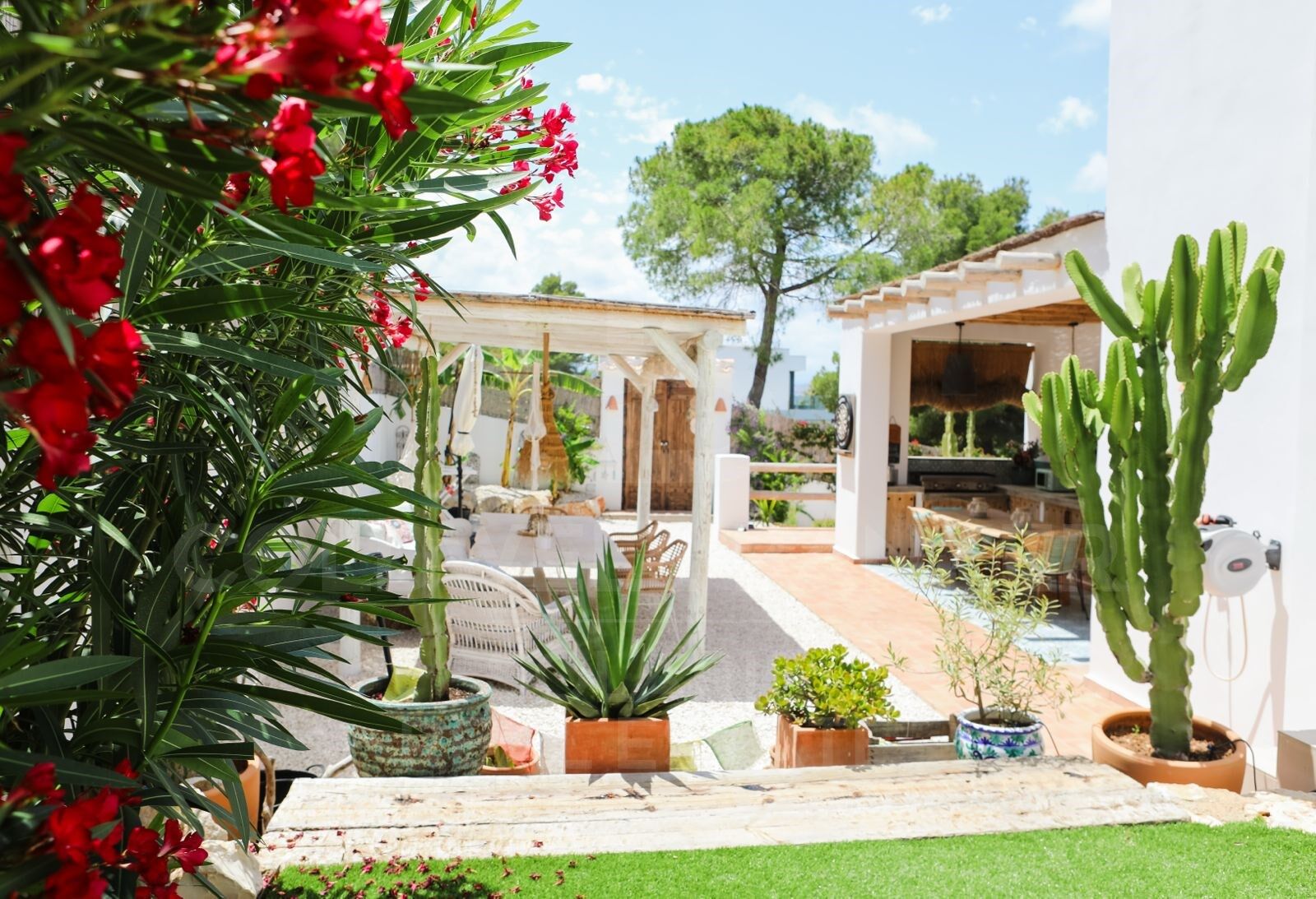 Villa contemporaine élégante avec piscine chauffée et vue sur la montagne