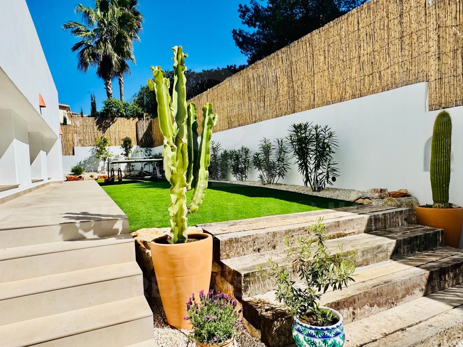 Villa contemporaine élégante avec piscine chauffée et vue sur la montagne