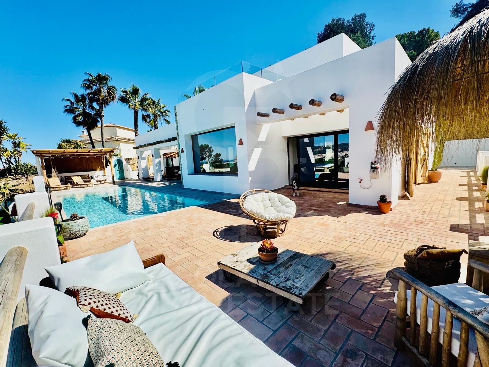 Villa contemporaine élégante avec piscine chauffée et vue sur la montagne