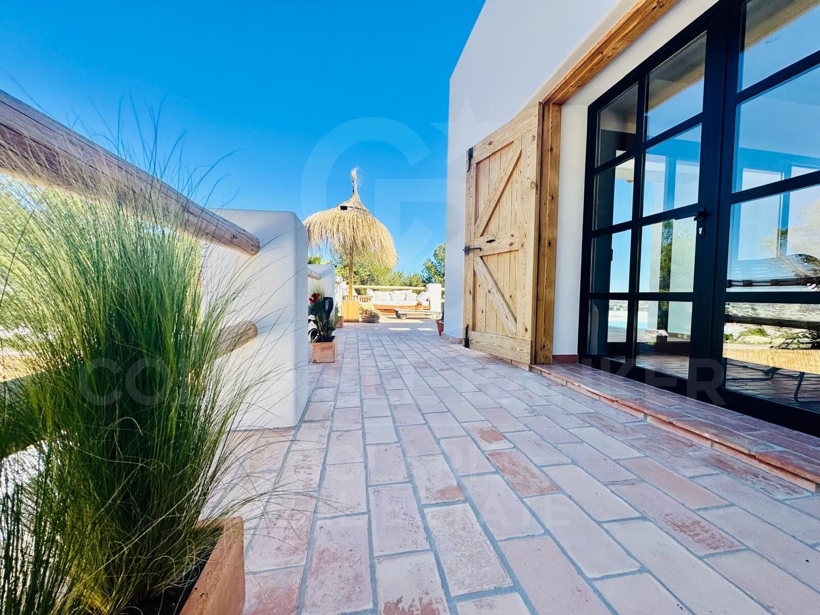 Villa contemporaine élégante avec piscine chauffée et vue sur la montagne