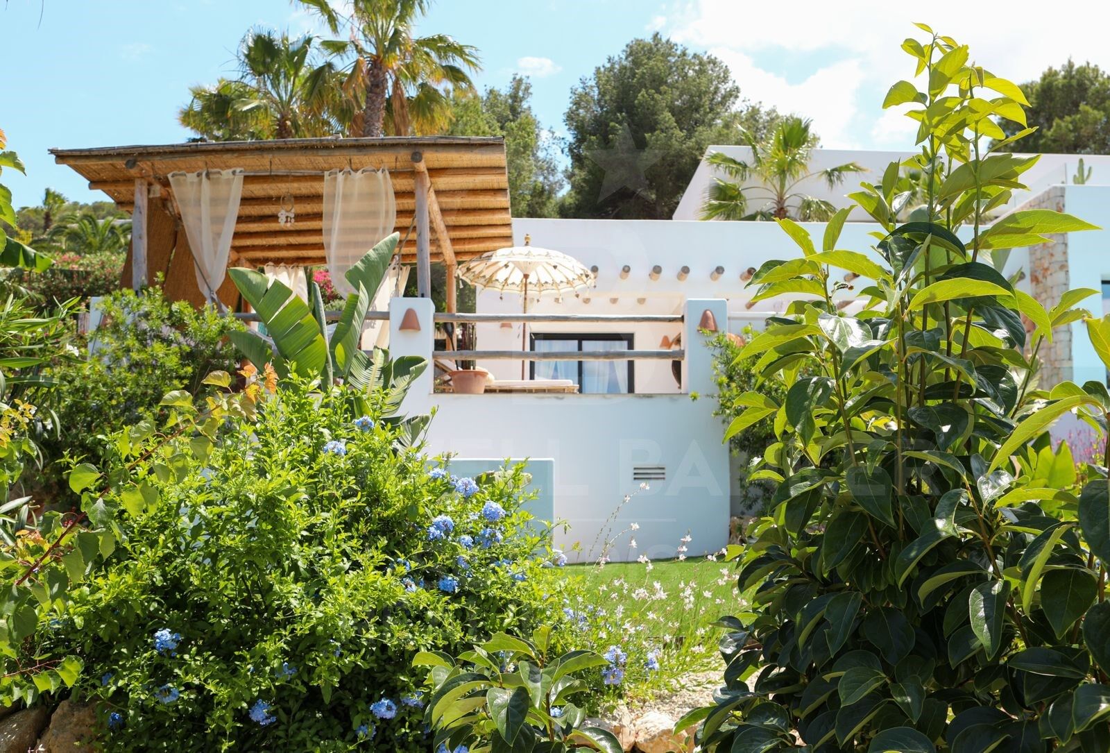 Villa contemporaine élégante avec piscine chauffée et vue sur la montagne