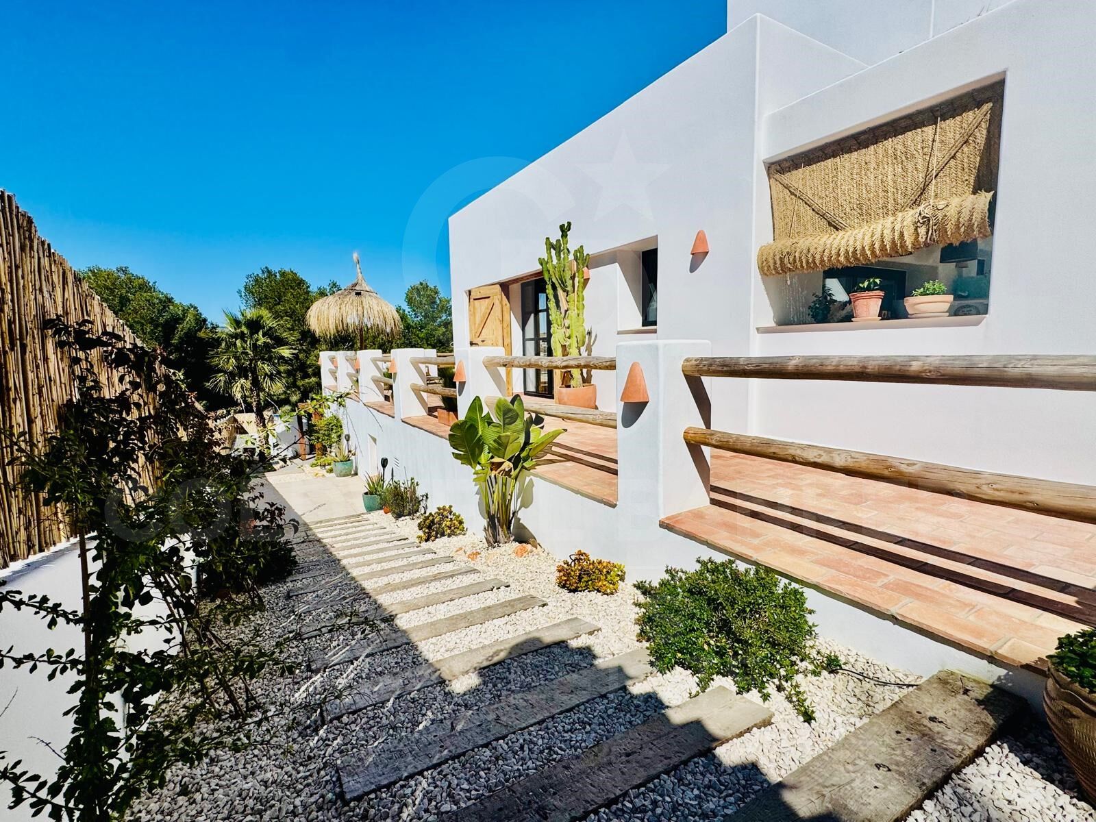 Villa contemporaine élégante avec piscine chauffée et vue sur la montagne