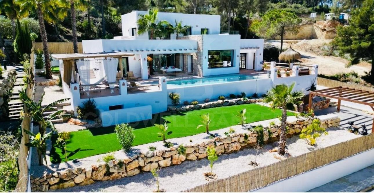 Villa contemporaine élégante avec piscine chauffée et vue sur la montagne