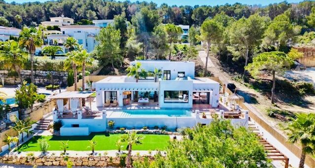 Villa contemporaine élégante avec piscine chauffée et vue sur la montagne