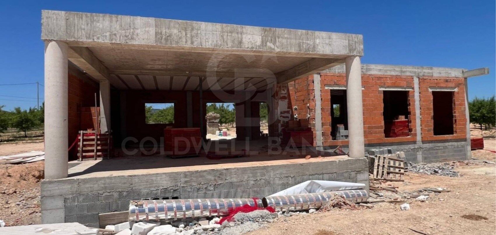 Neu errichtete zeitgenössische Villa mit großem Grundstück in Pinoso