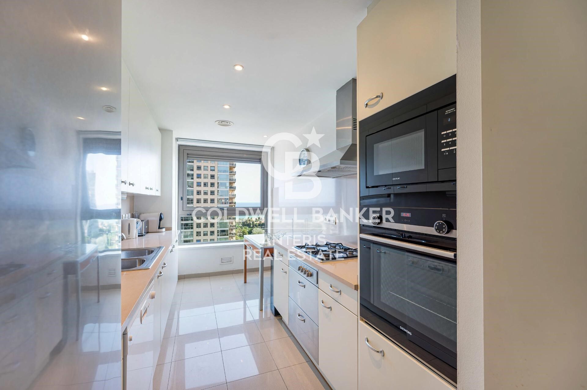 LUJO: Espectacular vivienda en planta 14 con vistas al mar, en Diagonal Mar