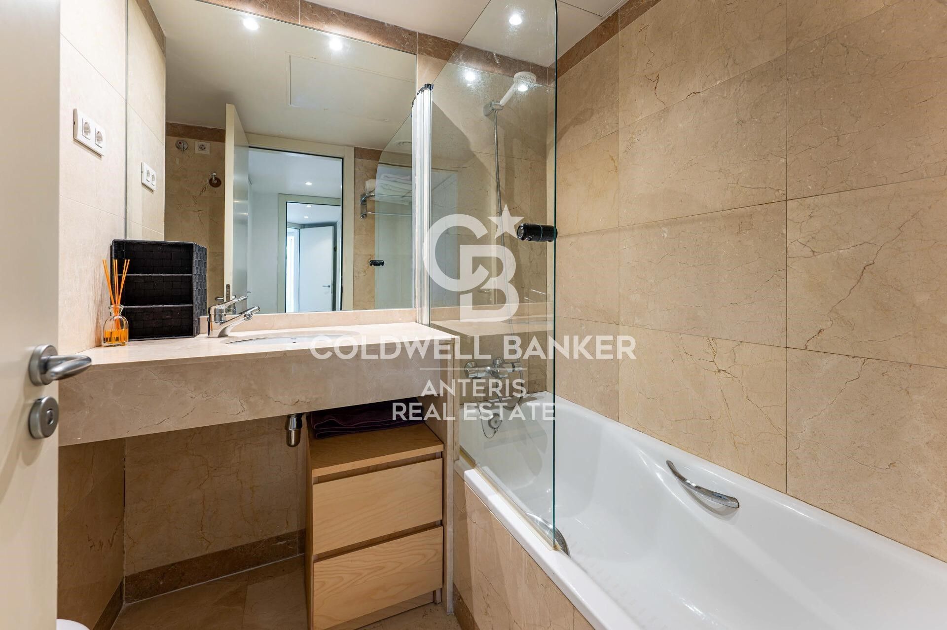 LUJO: Espectacular vivienda en planta 14 con vistas al mar, en Diagonal Mar