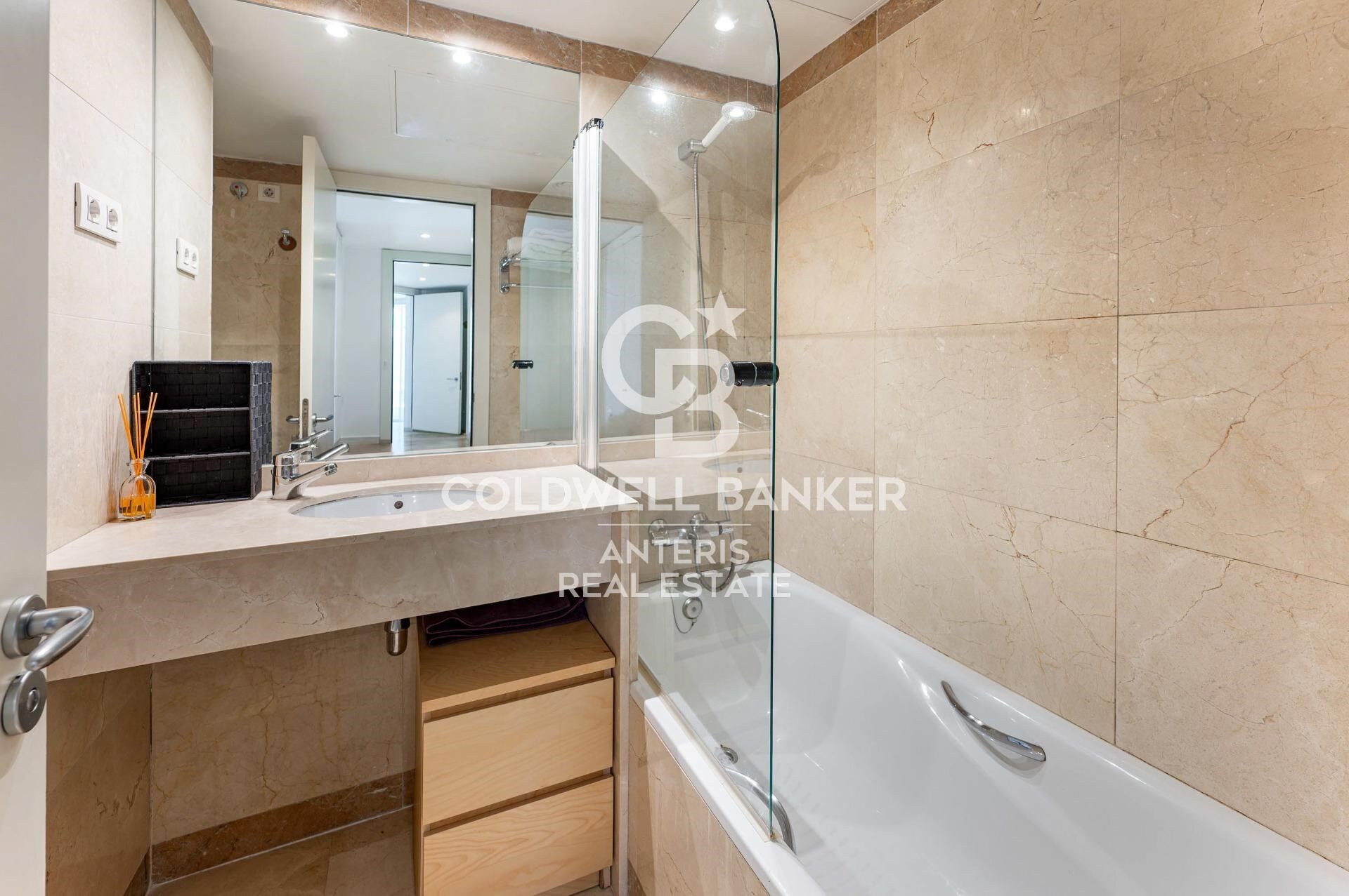 LUJO: Espectacular vivienda en planta 14 con vistas al mar, en Diagonal Mar