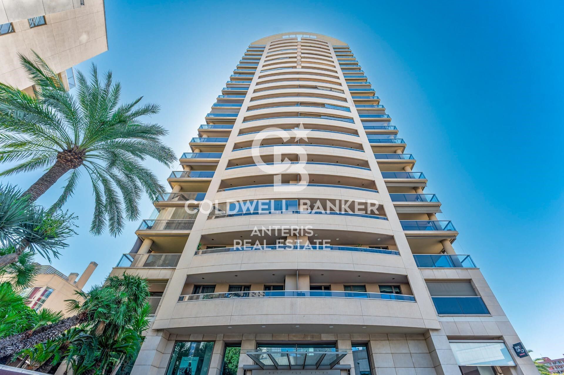 LUJO: Espectacular vivienda en planta 14 con vistas al mar, en Diagonal Mar