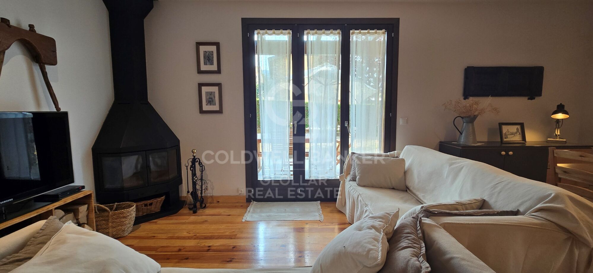Corner ground floor with private garden in Err