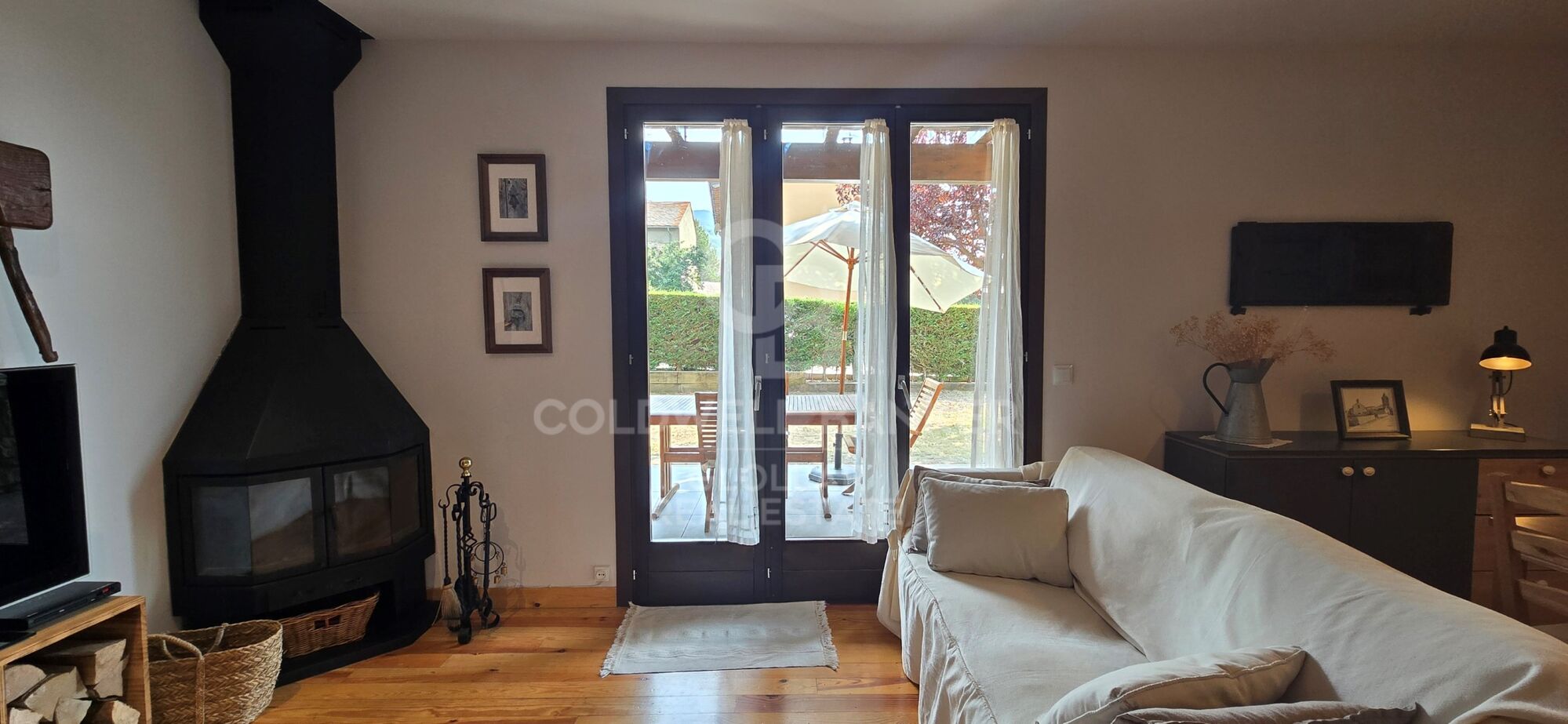 Corner ground floor with private garden in Err