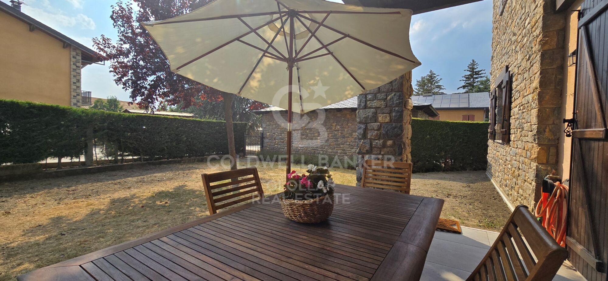 Corner ground floor with private garden in Err