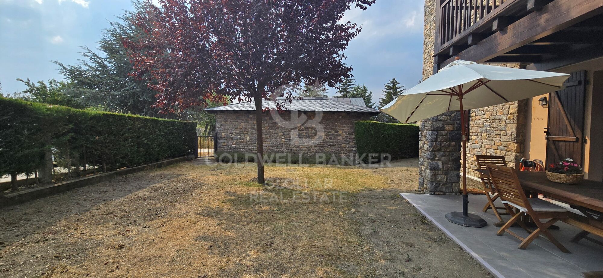 Corner ground floor with private garden in Err