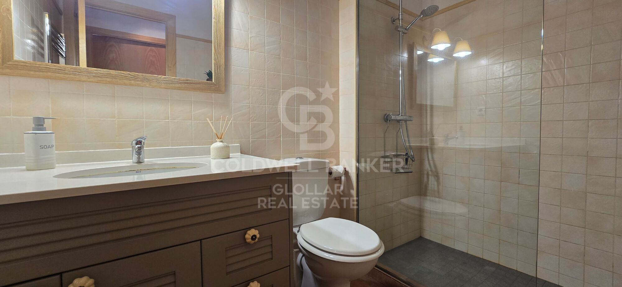 Corner ground floor with private garden in Err