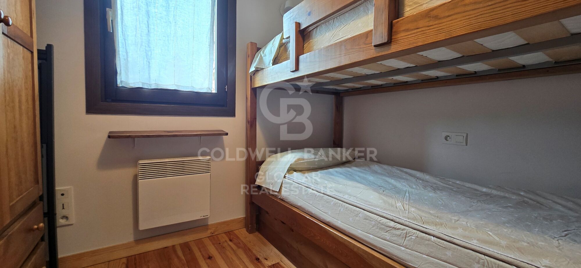 Corner ground floor with private garden in Err