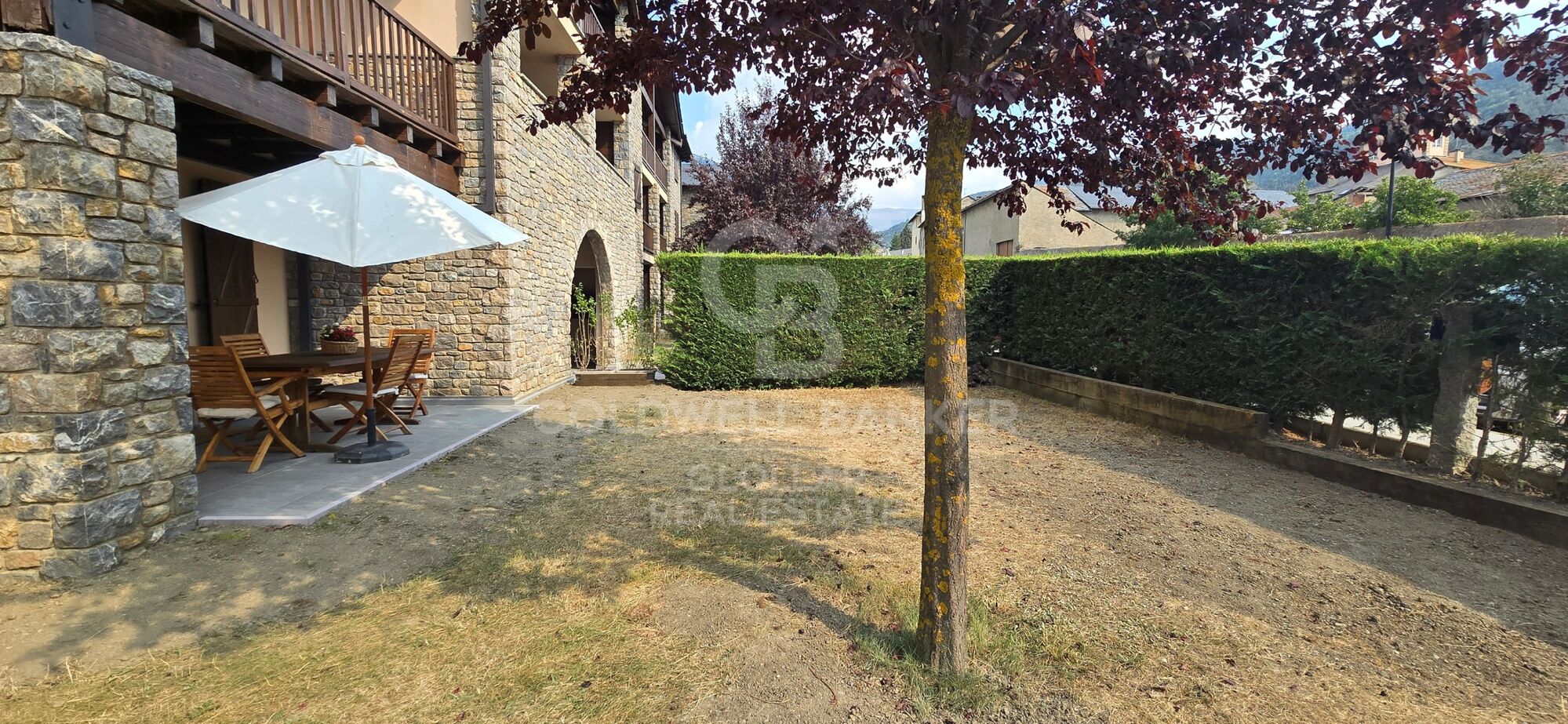 Corner ground floor with private garden in Err