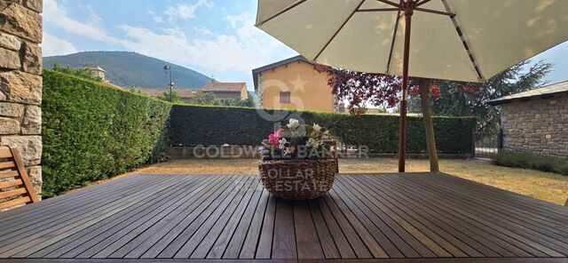 Corner ground floor with private garden in Err